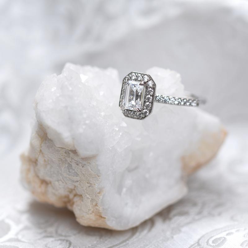 Zásnubní prsten s velkým diamantem a postranními diamanty 49621
