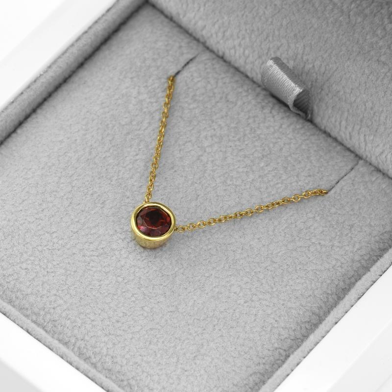 Zlatý drobný náhrdelník s granátem