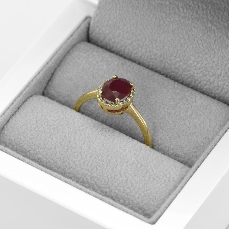 Zlatý prsten s rubínem a diamanty