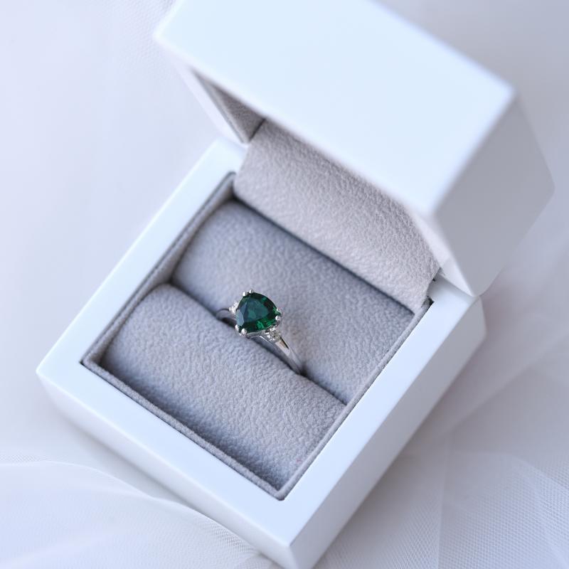 Prsten se smaragdem a dvěma diamanty 52051