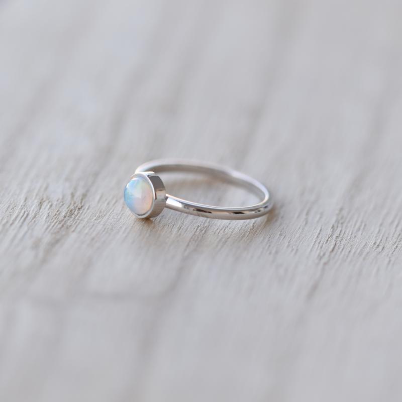 Minimalistický prsten s bílým opálem 52391