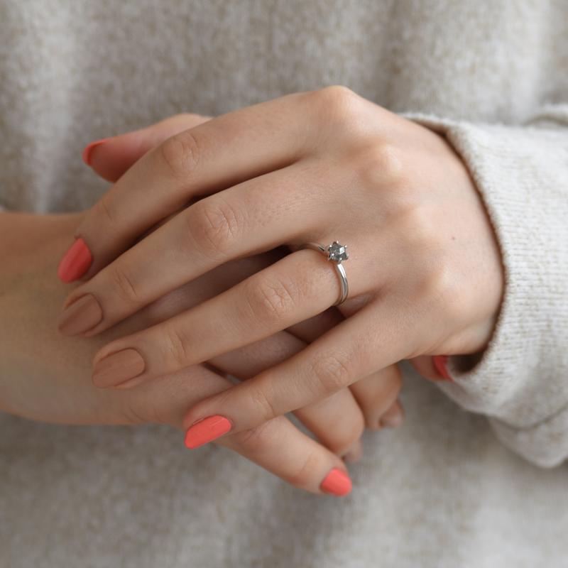 Zásnubní prsten s hexagon salt´n´pepper diamantem 52791