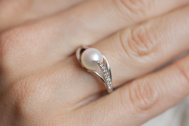 Stříbrný perlový prsten 5511