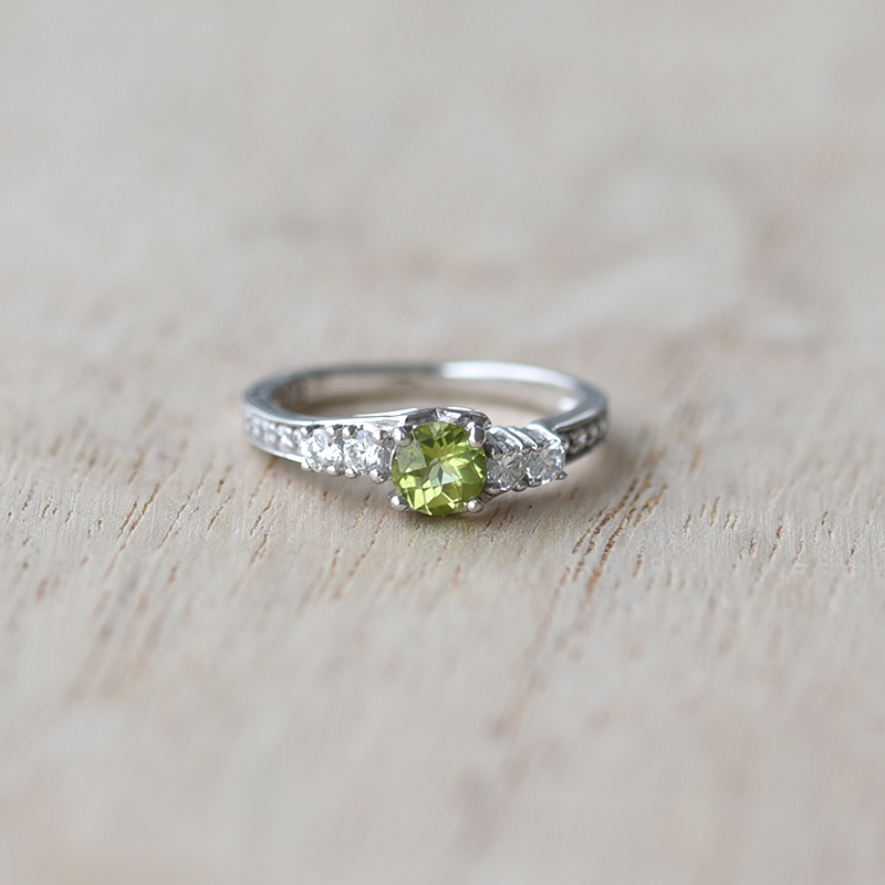 Romantický stříbrný prsten s olivínem 58531