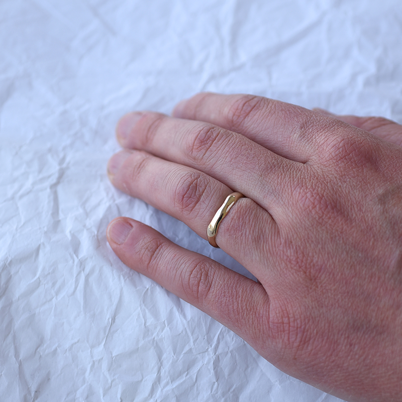 Nepravidelný zlatý pánský snubní prsten 62561