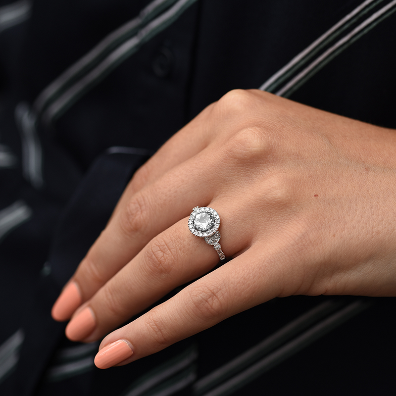 Zásnubní halo prsten s moissanitem a diamanty 63531