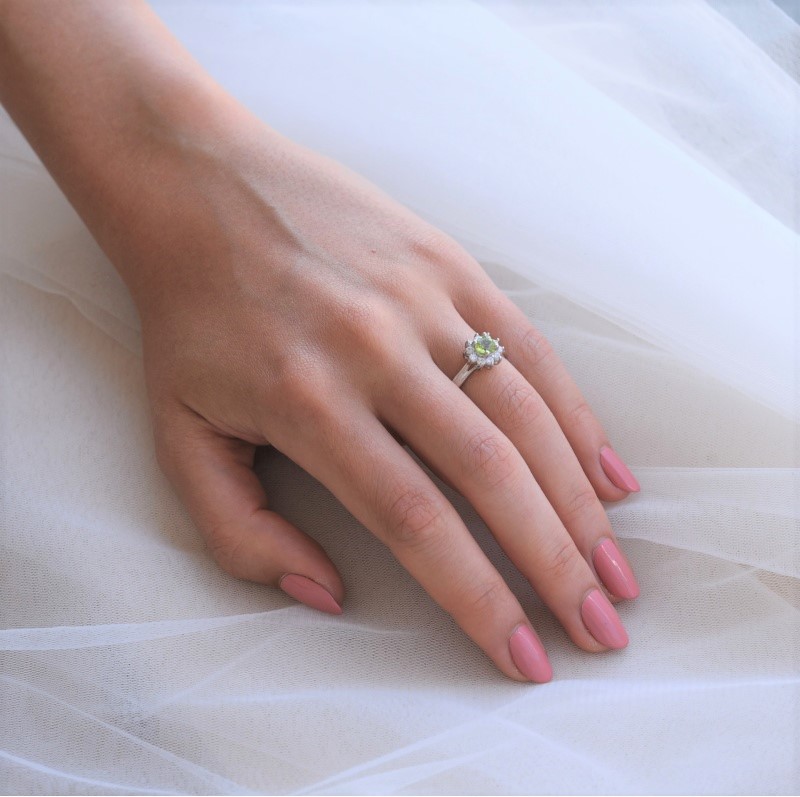 Stříbrný olivínový prsten se zirkony