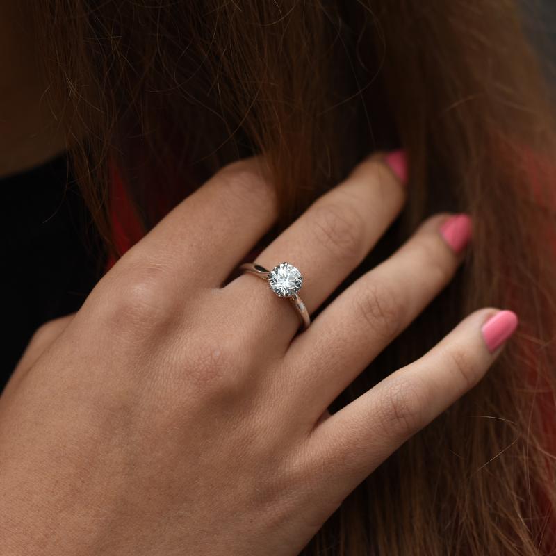 Zásnubní prsten s postranními diamanty a moissanitem ze zlata 66111