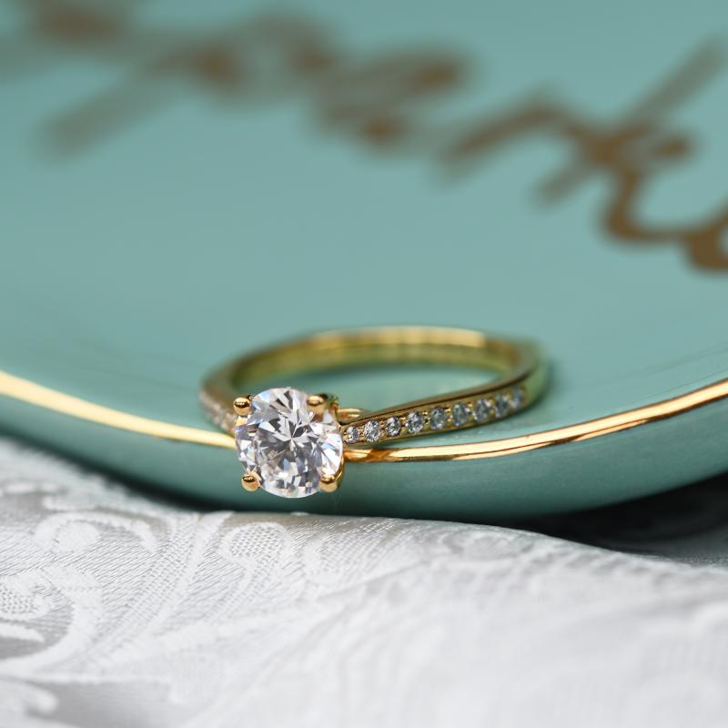 Zásnubní prsten s moissanitem a diamanty 66151