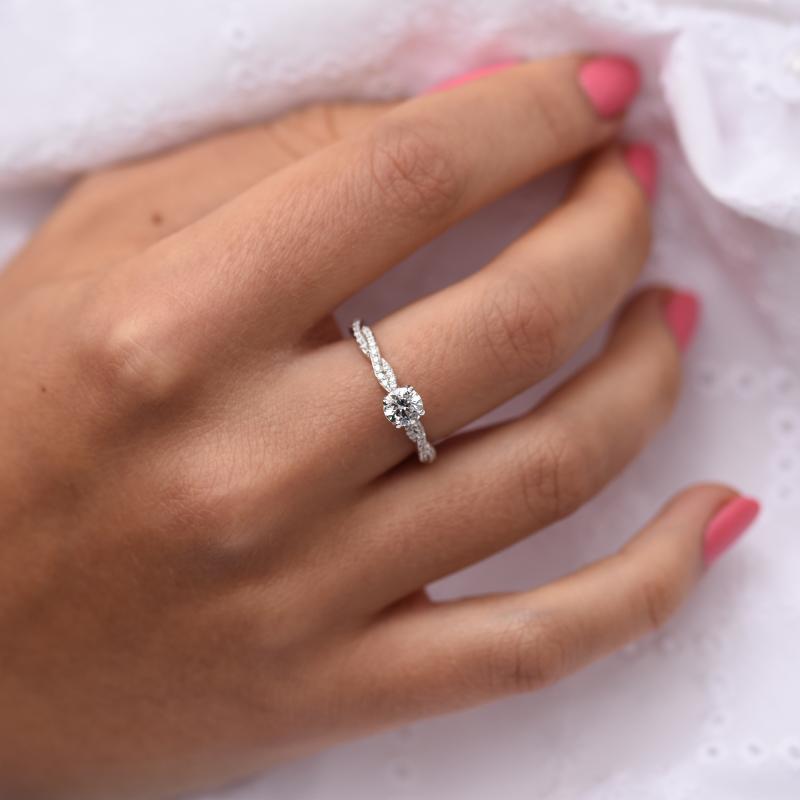 Zásnubní proplétaný prsten s moissanitem a diamanty ze zlata