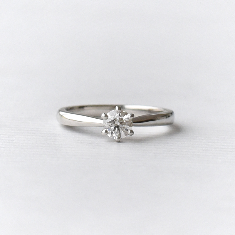 Luxusní platinový prsten s diamantem