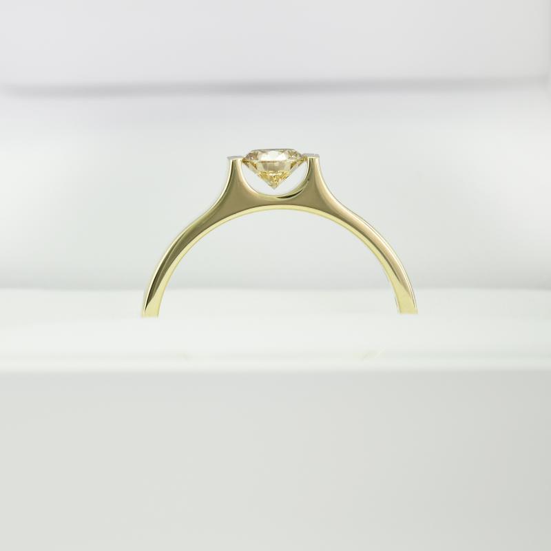 Prsteň s diamantom zo zlata