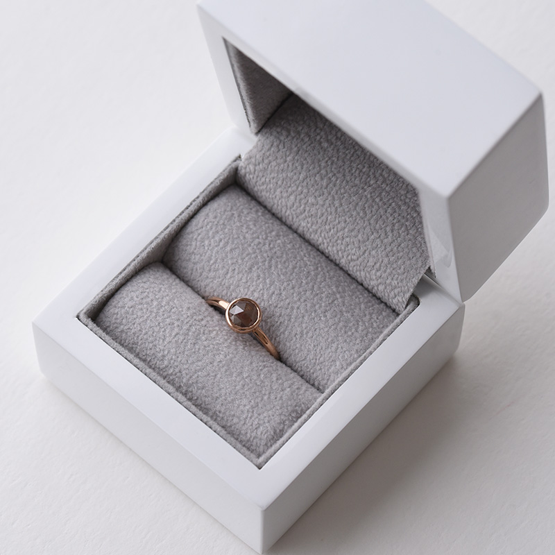 Zlatý minimalistický prsten s hnědým diamantem 74681