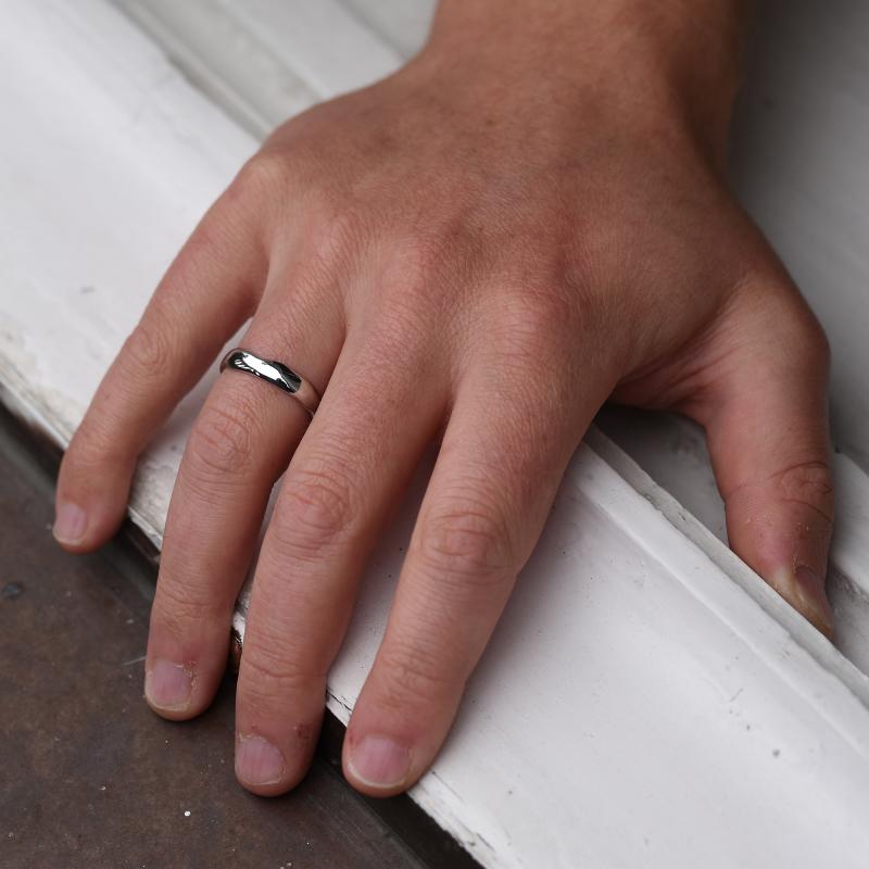 Pokřivený platinový snubní prsten s lesklým povrchem