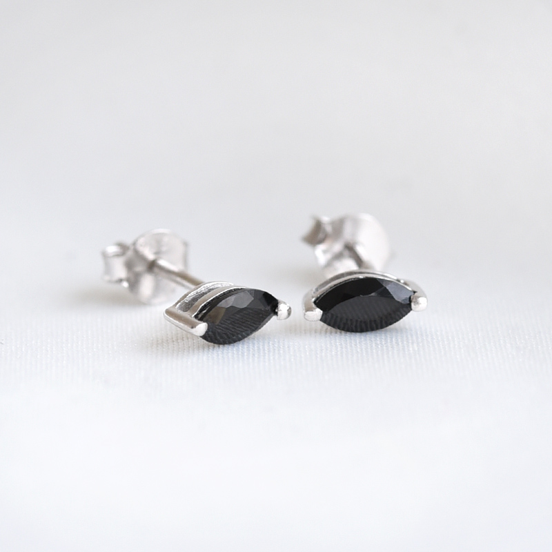 Minimalistické stříbrné náušnice s černým onyxem 78871