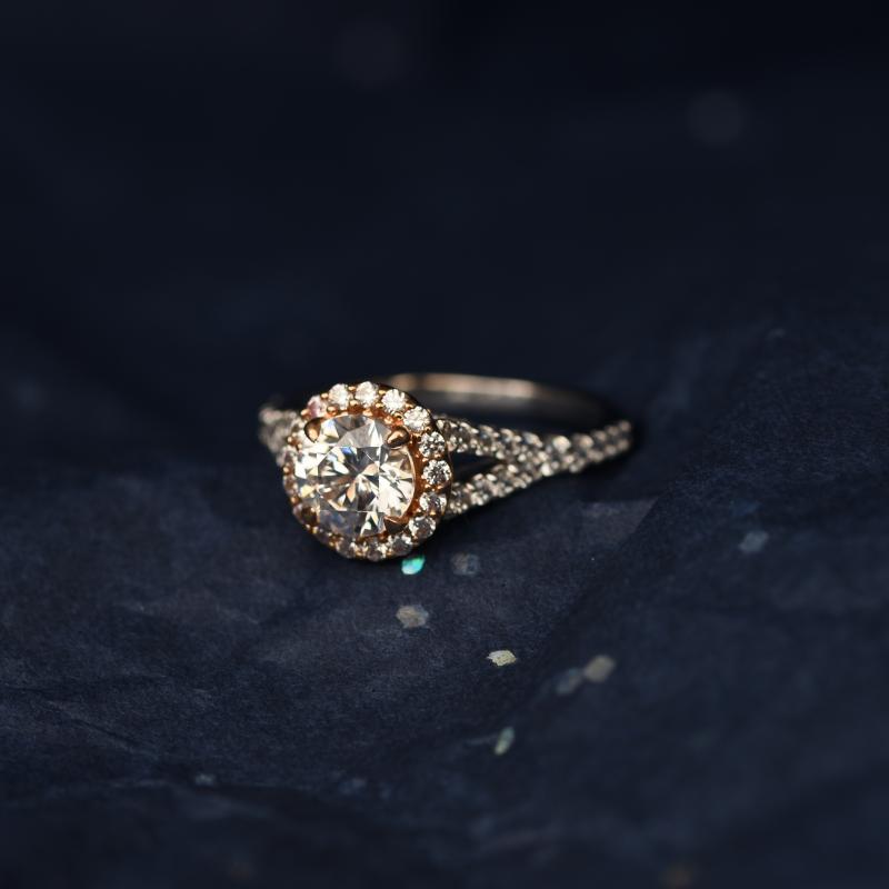 Zlatý romantický prsten v halo stylu s diamanty 79411