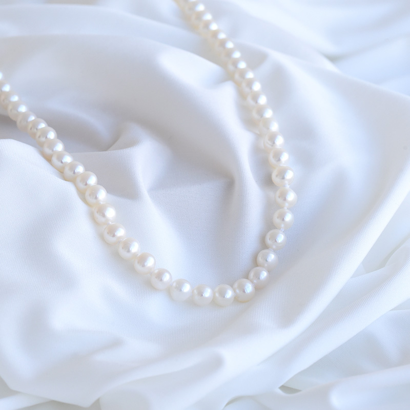 Decentní perlový náhrdelník ze stříbra 83481