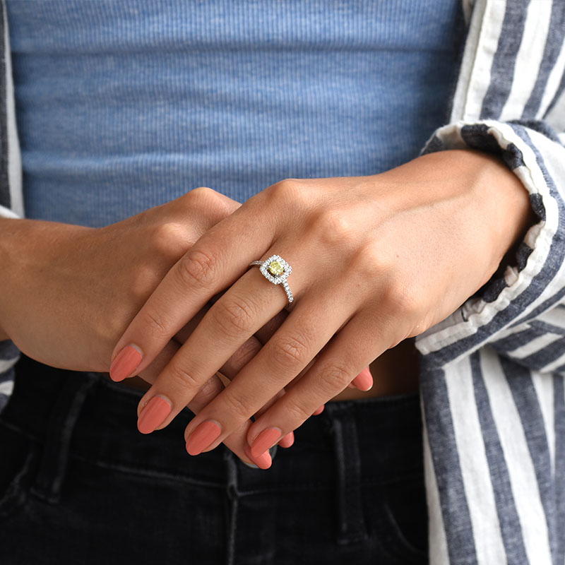 Zásnubní prsten se žlutým centrálním diamantem 84341