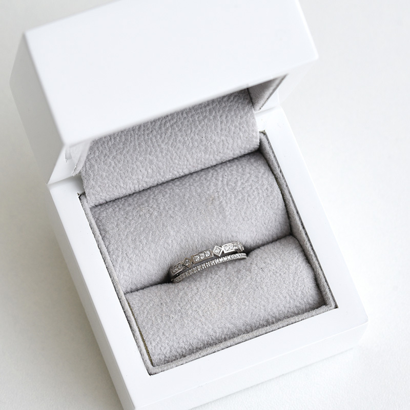 Trendy prsten s diamanty z bílého zlata 84431
