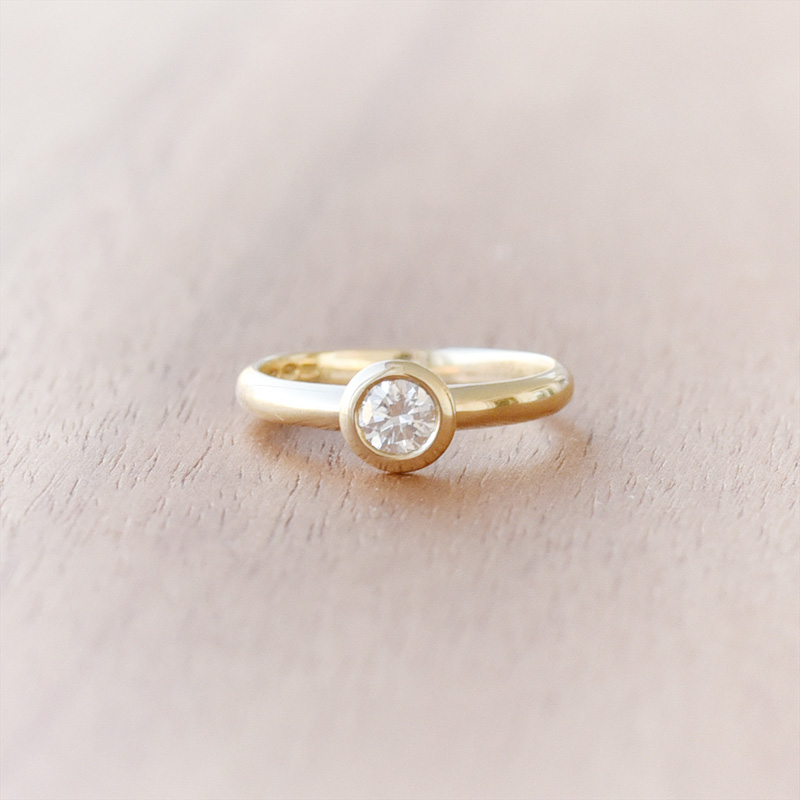 Zlatý zásnubní prsten s diamantem 89181