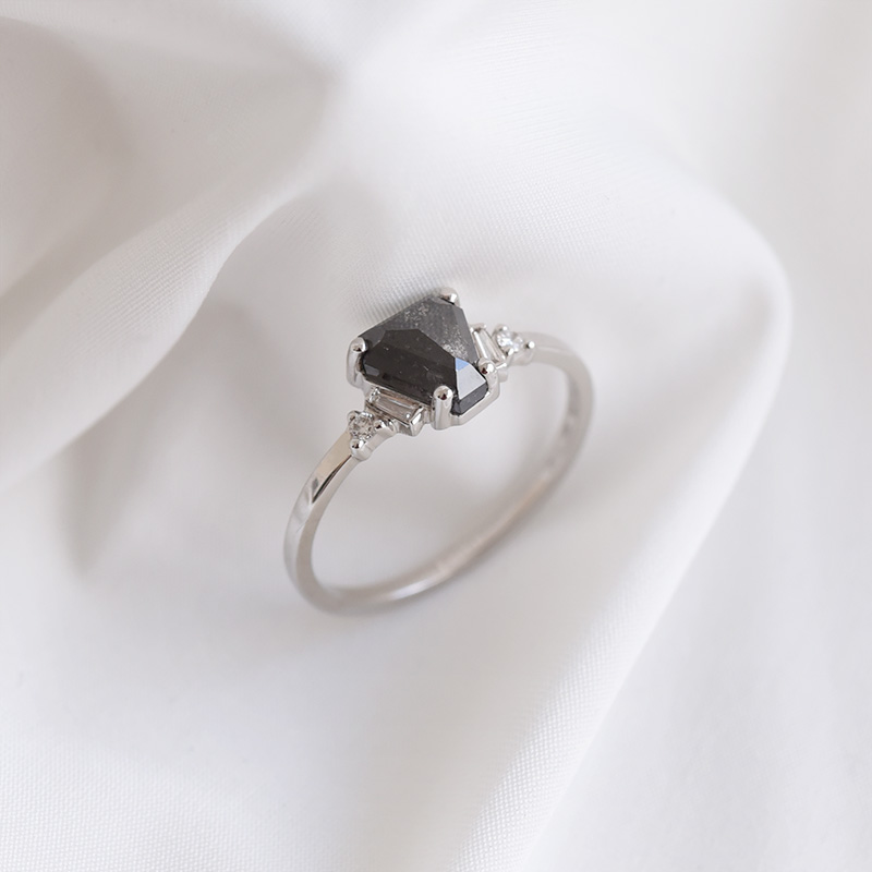 Zlatý prsten s diamantem 90251