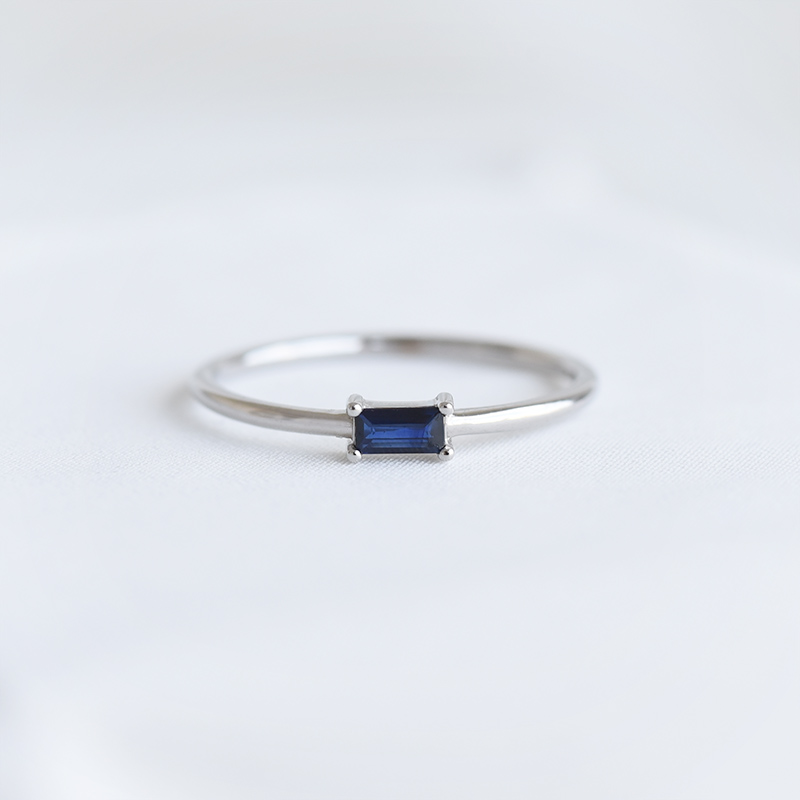 Zlatý safírový prsten v minimalistickém designu 90381