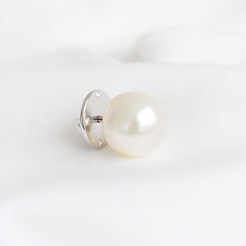 Minimalistická brož s bílou perlou 91321