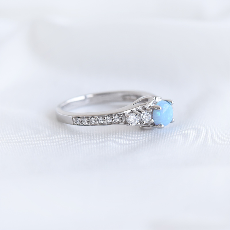 Stříbrný prsten s modrým opálem a zirkony 93501