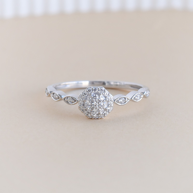 Elegantní halo prsten s lab-grown diamanty 95811