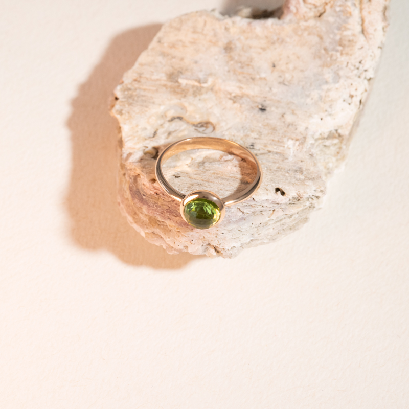 Prsten z růžového zlata s olivínem Pitie 102082
