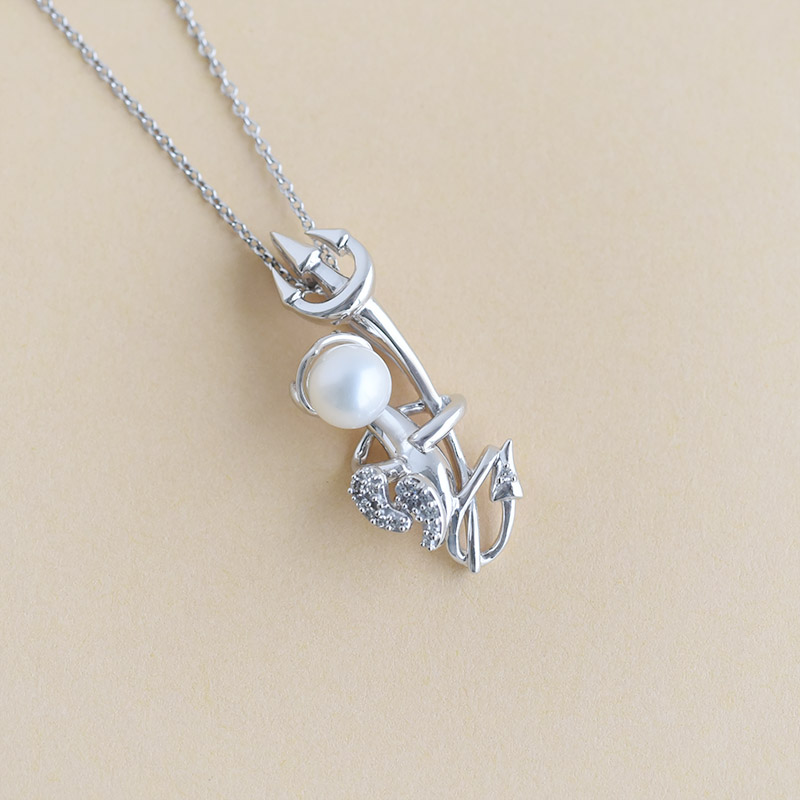 Stříbrný čert v náhrdelníku s perlou a lab-grown diamanty Devil 104252