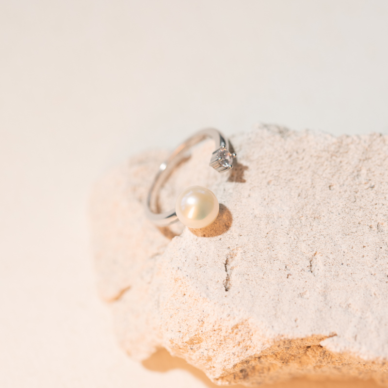 Stříbrný prsten s bílou perlou a zirkonem Eryn 104662