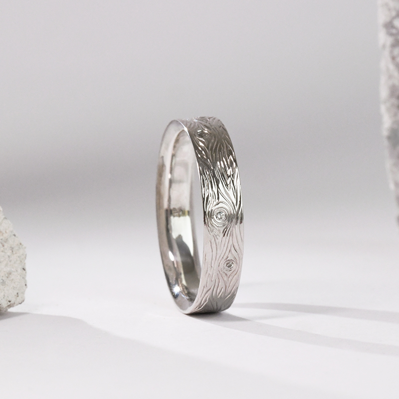 Snubní prsteny s ruční rytinou motivu dřeva a diamanty Dyanna 117002