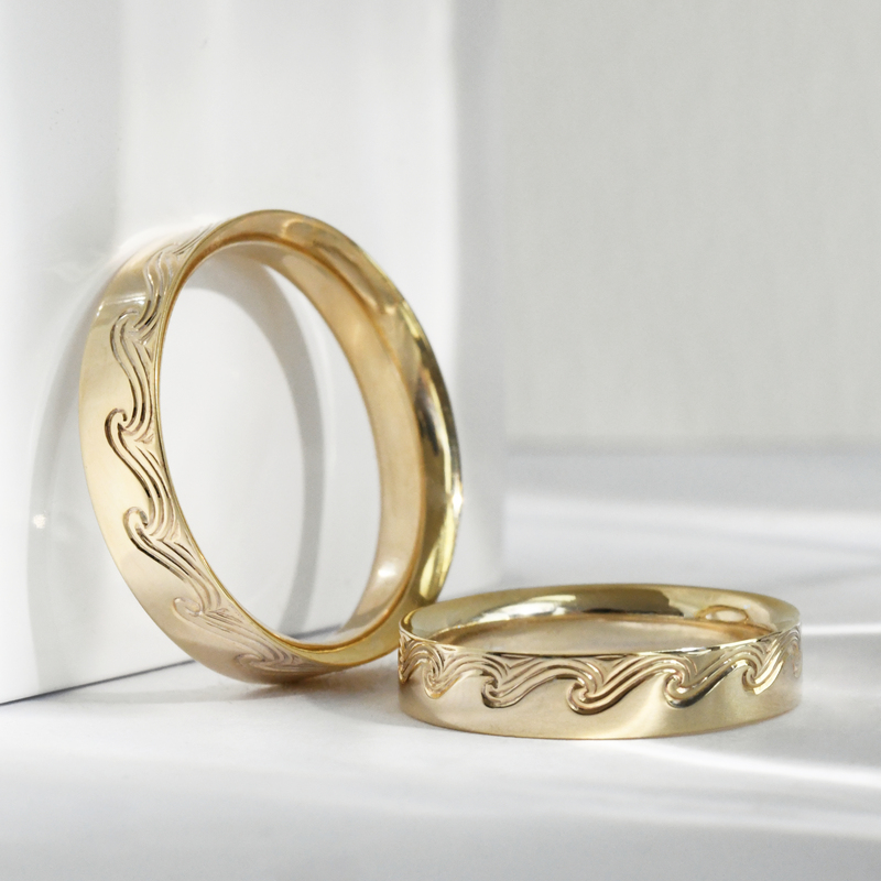 Snubní prsteny s ruční rytinou vln Carlin 117972