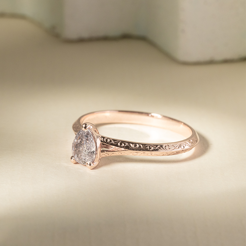 Ručně rytý prsten s pear salt and pepper diamantem Vivia 120112