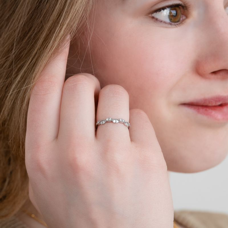 Něžný eternity prsten s lab-grown diamanty Britton 124732