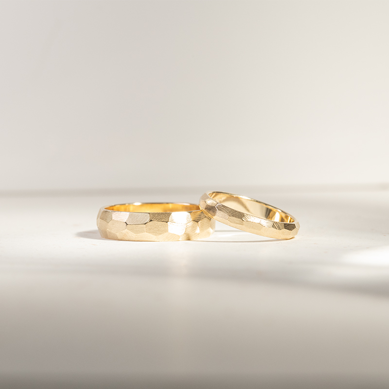 Matné tepané snubní prsteny ze zlata Zvezda 130402