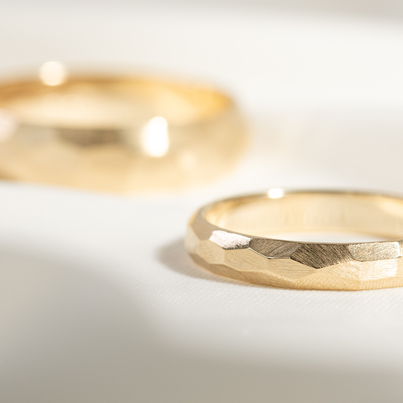 Matné tepané snubní prsteny ze zlata Zvezda 130412