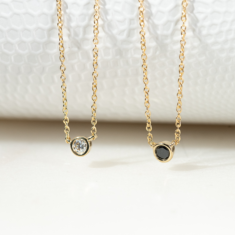 Stříbrný minimalistický náhrdelník s černým diamantem Glosie 132042