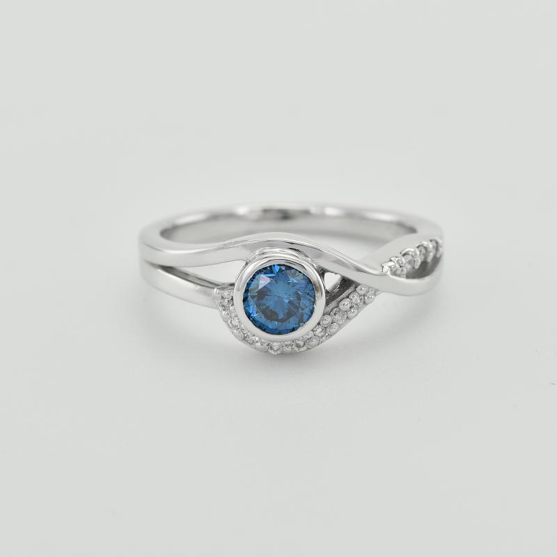 Modrý diamant v zlatom prsteni 17372