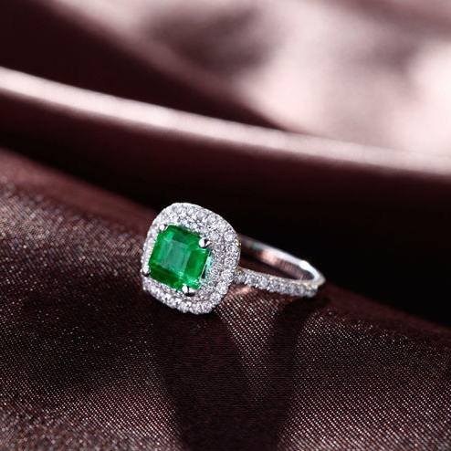 Smaragdový prsten s diamanty 2052