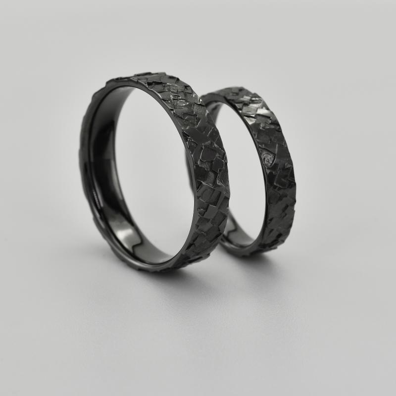  Zlaté snubní prsteny s reliéfním povrchem a čiernym rhodiem 40132
