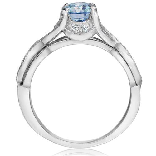 Modrý diamant obklopený bílými v setu prstenů 4402