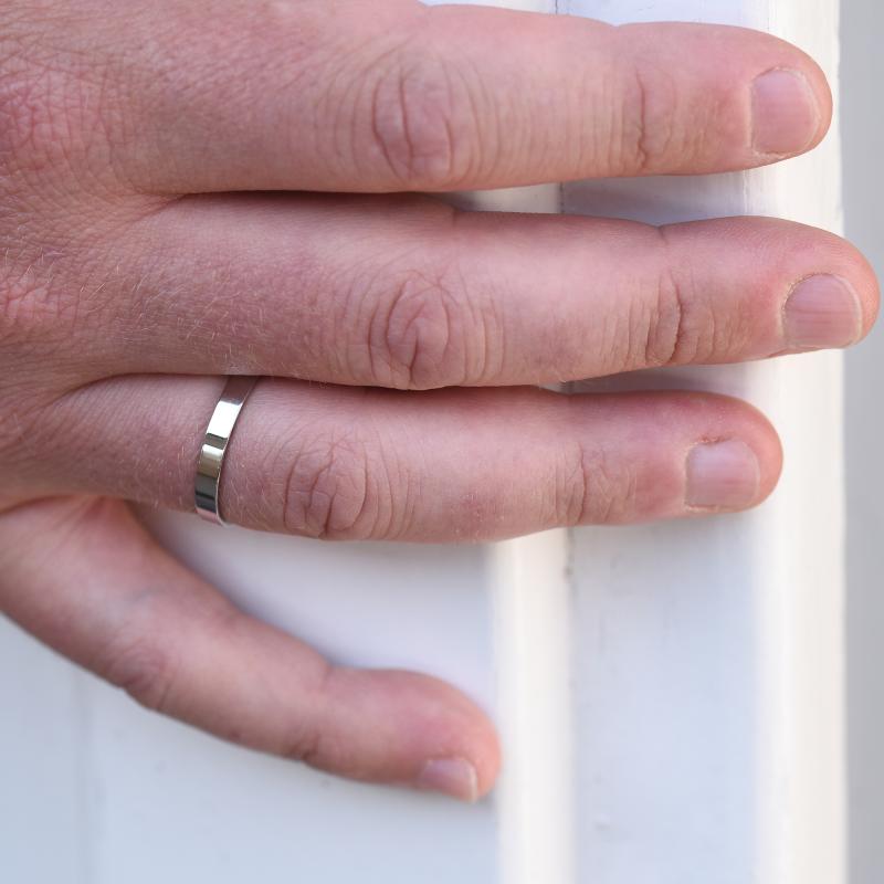 Plochý pánský snubní prsten s lesklým povrchem 46612