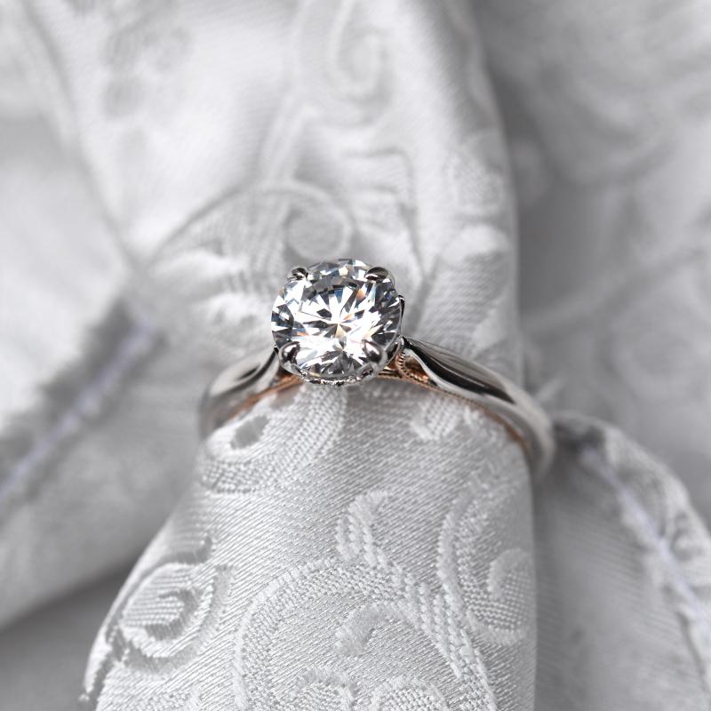Zásnubní prsten s postranními diamanty 