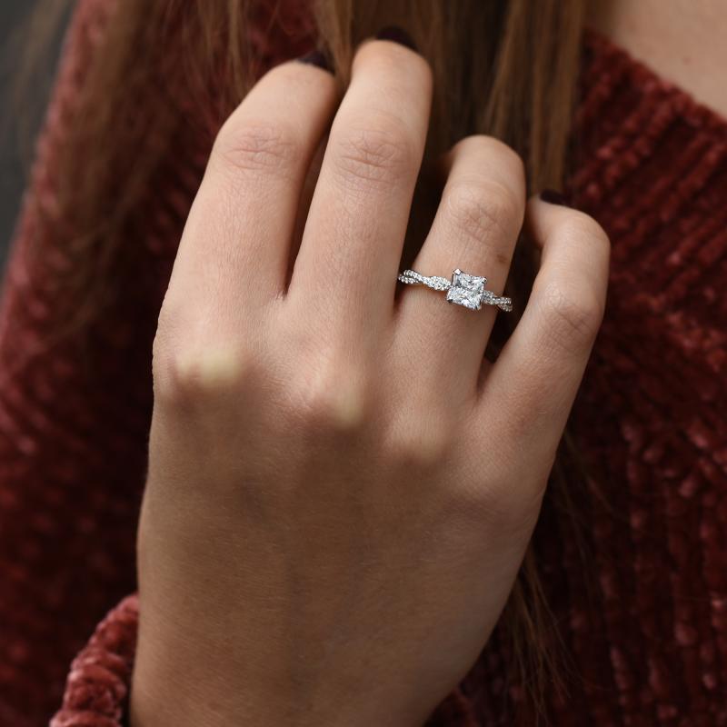 Zlatý propletený diamantový zásnubní prsten s princess diamantem 49512