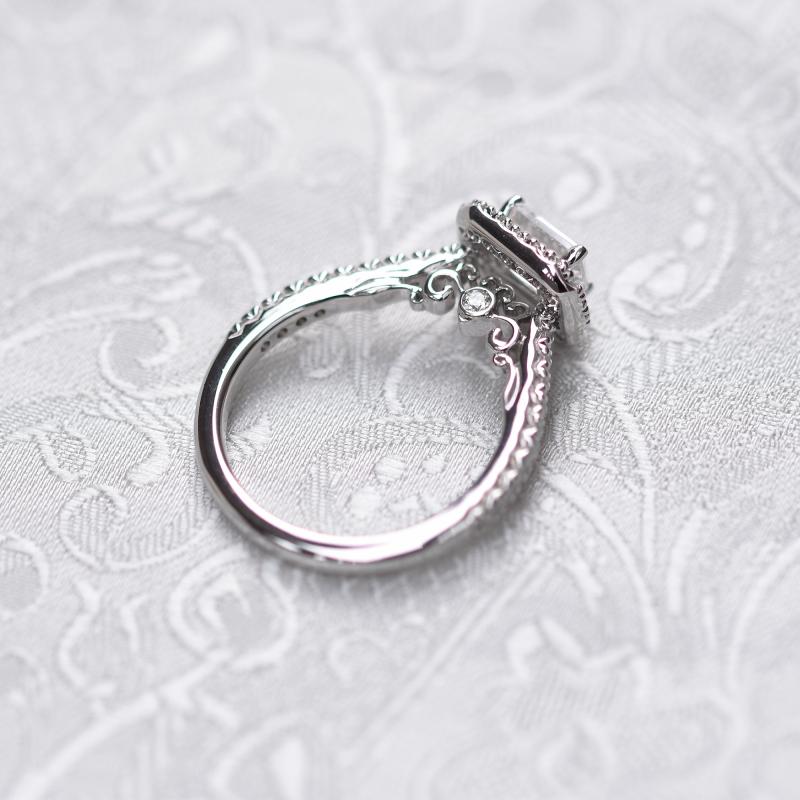 Zásnubní prsten s diamanty v halo stylu 