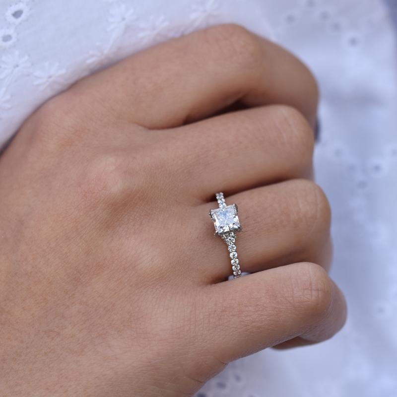 Zásnubní prsten s princess diamantem 49602