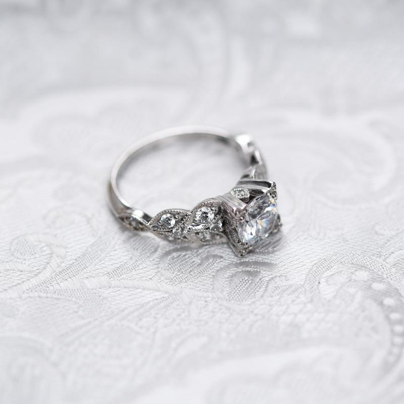 Romantický zásnubní vintage prsten s diamanty 49652