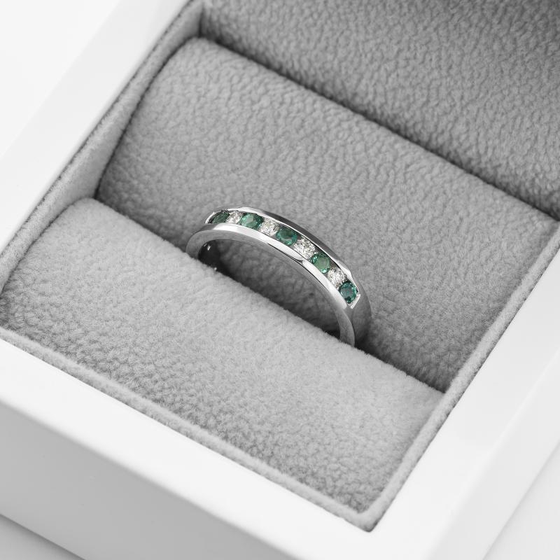 Platinový eternity prsten plný smaragdů a diamantů 49762